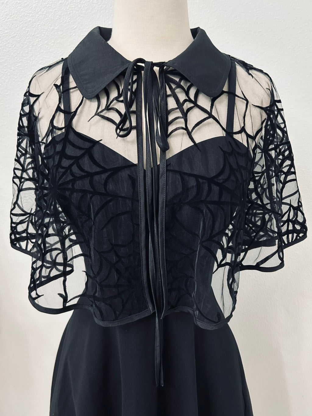 Spiderweb Cape in Black